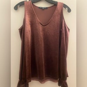 Long sleeve velvet top.